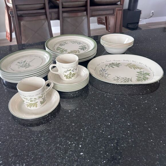 Corelle Thymeless Herbs Chamomile Dinner Plates 10 1/4” Set‎ of 2 White Green - Picture 9 of 9